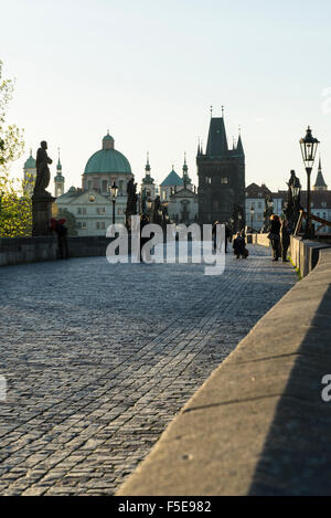 Am frühen Morgen auf der Karlsbrücke, UNESCO-Weltkulturerbe, Prag, Tschechische Republik, Europa Stockfoto