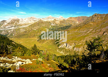 Pyrenäen-Berge erheben sich über das Osseau-Tal, Pyrenees-Atlantiques, Frankreich, Europa