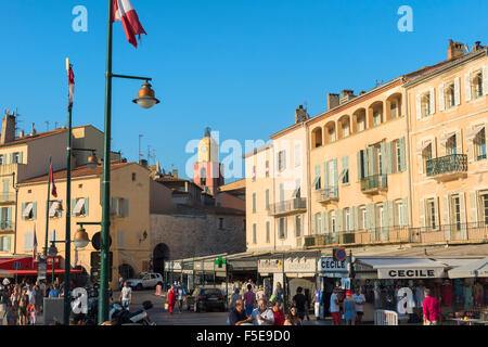 Kai Peri und Notre-Dame-de-L'Assomption Kirche, St. Tropez, Var, Provence-Alpes-Côte d ' Azur Region, Côte d ' Azur, Frankreich Stockfoto