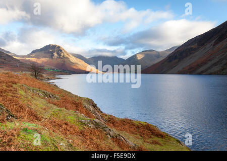 Ein Blick auf Wast Wasser in Richtung Scafell Pike an einem sonnigen Tag, Lake District, Cumbria, England, Vereinigtes Königreich, Europa Stockfoto