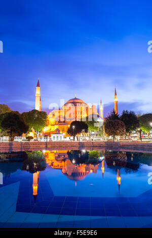Hagia Sophia (Aya Sofya) (Santa Sofia), UNESCO, Reflexion bei Nacht, Sultanahmet Square Park, Istanbul, Türkei Stockfoto