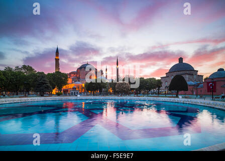 Hagia Sophia (Aya Sofya) (Santa Sofia), UNESCO-Weltkulturerbe, bei Sonnenuntergang, Sultanahmet Square Park, Istanbul, Türkei, Europa Stockfoto