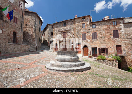 Brunnen im Dorf Platz, Castiglione d ' Orcia, Val d ' Orcia (Orcia-Tal), Provinz Siena, Toskana, Italien, Europa Stockfoto