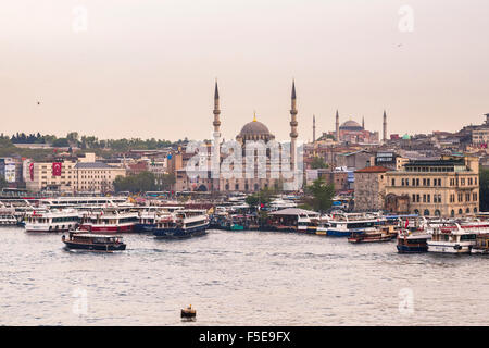 Neue Moschee (Yeni Cami) mit Hagia Sophia (Aya Sofya) hinten gesehen über das Goldene Horn, Istanbul, Türkei, Europa Stockfoto