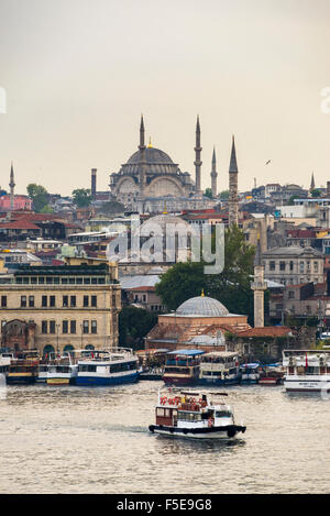 Kreuzfahrt am Goldenen Horn mit Moschee hinter, Istanbul, Türkei, Europa Stockfoto