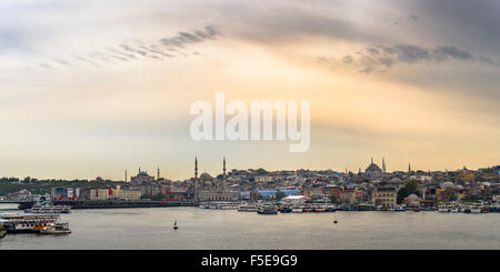 Hagia Sophia und neue Moschee gesehen über goldene Horn bei Sonnenuntergang, Istanbul, Türkei, Europa Stockfoto