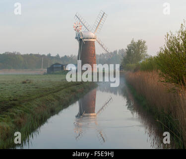 Horsey Mühle an einem nebligen Morgen, Norfolk, England, Vereinigtes Königreich, Europa Stockfoto