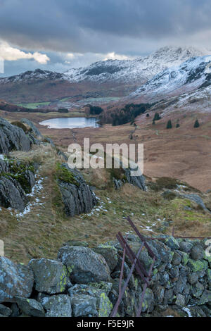 Ein Blick auf Blea Tarn von Seite Hecht, Nationalpark Lake District, Cumbria, England, Vereinigtes Königreich, Europa Stockfoto
