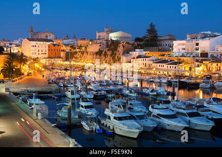 Blick über Hafen und Ayuntamiento de Ciutadella in der Nacht, Ciutadella, Menorca, Balearen, Spanien, Mittelmeer, Europa Stockfoto