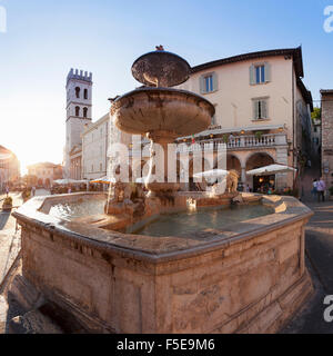 Brunnen mit Santa Maria Sopra Minerva Church, die Piazza del Comune, Assisi, Gebiet von Perugia, Umbrien, Italien, Europa Stockfoto