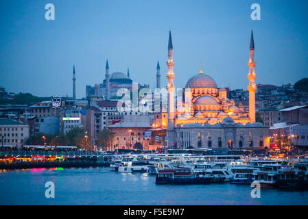 Neue Moschee (Yeni Cami) in der Nacht mit Hagia Sophia (Aya Sofya) hinten gesehen über das Goldene Horn, Istanbul, Türkei, Europa Stockfoto