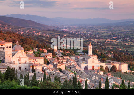 Blick auf Assisi, Basilika Santa Chiara und Dom San Rufino bei Sonnenuntergang, Assisi, Gebiet von Perugia, Umbrien, Italien, Europa Stockfoto