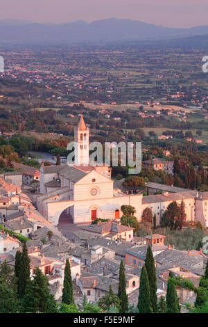 Blick auf Assisi, Basilika Santa Chiara bei Sonnenuntergang, Assisi, Gebiet von Perugia, Umbrien, Italien, Europa Stockfoto