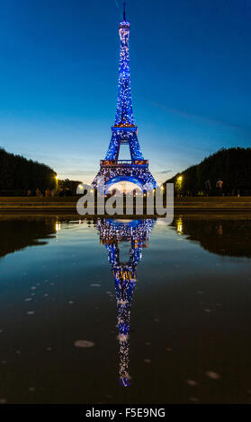 Farbige Lichter beleuchten, den Eiffelturm, Champ de Mars, Paris, Frankreich Stockfoto