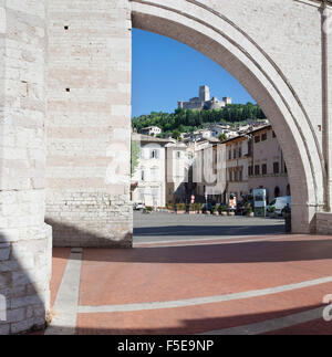 Blick von der Basilika Santa Chiara nach Rocca Maggiore Festung, Assisi, Gebiet von Perugia, Umbrien, Italien, Europa Stockfoto