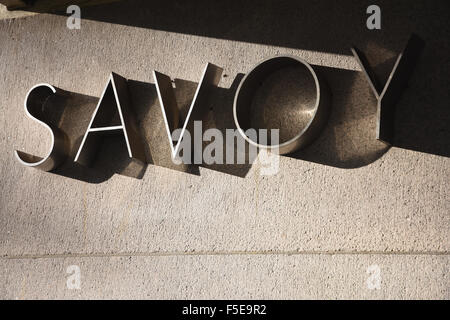 Das Savoy Hotel Schild, am Fluss Eingang, Zentrum von London. UK Stockfoto