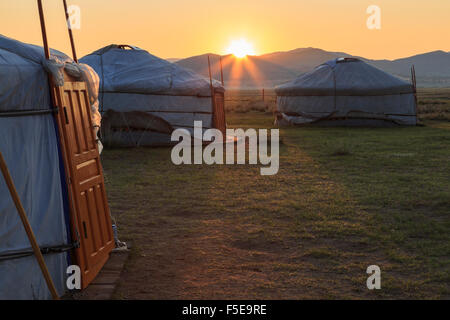 Sonnenaufgang über dem Gers im Sommer Nomadencamp, Gurvanbulag, Bulgan, Norden der Mongolei, Zentralasien, Asien Stockfoto