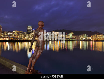 Wellington Harbour mit der Skulptur „Solace of the Wind“ von Max Patte, die sich in den Hafen auf der Nordostseite von Te Papa, Wellington, Neuseeland, lehnt