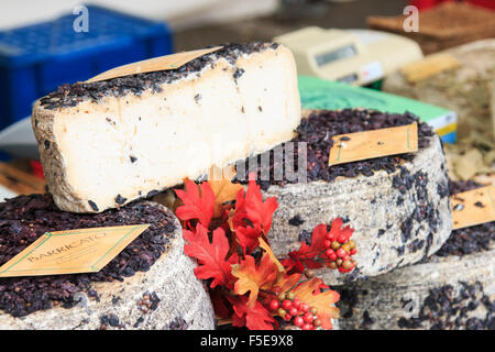 Moncalvo, Italien - Oktober 18,2015: Nahaufnahme des italienischen Käse in Moncalvo Trüffel fair. Stockfoto