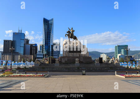 Statue von Sukhbaatar auf Pferd mit Neuentwicklung hinter, blauer Himmel, Chinggis Khaan Square, Ulaanbaatar (Ulan Bator), Mongolei Stockfoto