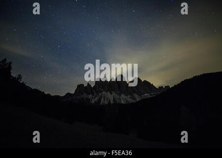 Sternennacht auf der Geisler gesehen von Malga Zannes, Villnösser Tal, Südtirol, Dolomiten, Italien, Europa Stockfoto