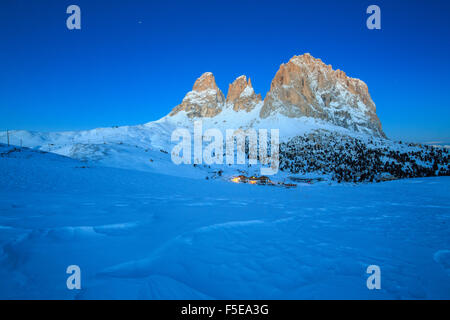 Der blaue Dämmerung auf Sassopiatto und Langkofel, Fassatal, Sella Pass, Trentino-Alto Adige, Dolomiten, Italien, Europa Stockfoto