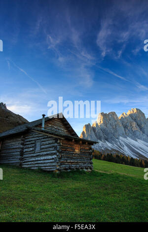 Das frühe Morgenlicht leuchtet Malga Zannes und Geisler im Hintergrund, Villnösser Tal, Südtirol, Dolomiten, Italien, Europa Stockfoto