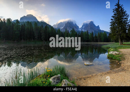 Cadini di Misurina Konzerns spiegelt sich im See Antorno bei Sonnenaufgang, Auronzo Cadore, Veneto Sextner Dolomiten, Italien, Europa Stockfoto