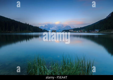 Die Sorapiss Bergkette spiegelt sich im See Antorno bei Sonnenaufgang, Veneto Sextner Dolomiten, Italien, Europa Stockfoto