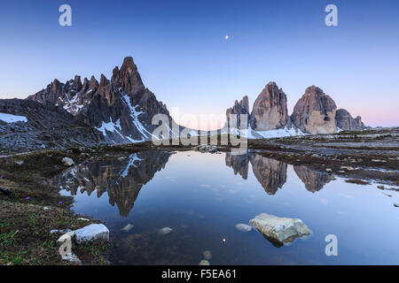 Dawn beleuchtet die drei Zinnen und Mount Paterno spiegelt sich in den See, Sexten, Dolomiten, Trentino-Alto Adige, Italien, Europa Stockfoto