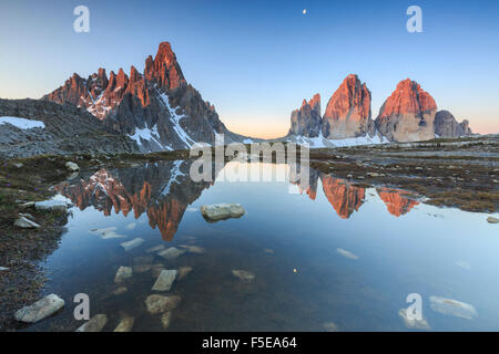 Dawn beleuchtet die drei Zinnen und Mount Paterno spiegelt sich in den See, Sexten, Dolomiten, Trentino-Alto Adige, Italien, Europa Stockfoto