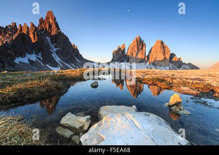 Dawn beleuchtet die drei Zinnen von Lavaredo und Mount Paterno, Sexten, Dolomiten, Trentino-Alto Adige, Italien, Europa Stockfoto