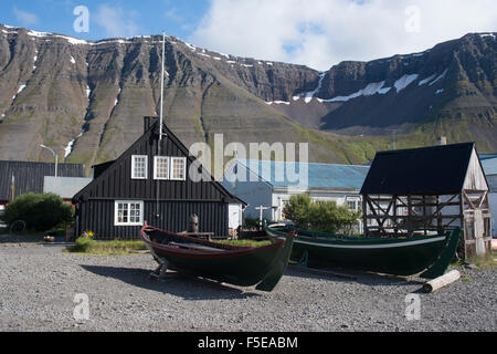 Alte Boote und Häuser in Isafjördur, Westfjorde, Island, Polarregionen Stockfoto