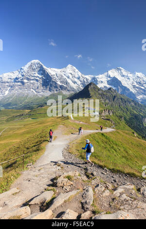 Wanderer auf dem Weg zum Mount Eiger, männlichen, Grindelwald, Berner Oberland, Kanton Bern, Schweizer Alpen, Schweiz, Europa Stockfoto