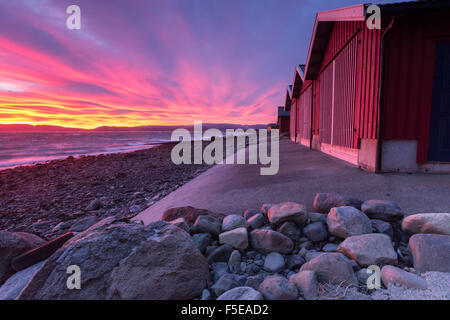 Die Farben der Dämmerung leuchten die Häuser der Fischer, Arland Brekstad, Tröndelag, Norwegen, Skandinavien, Europa Stockfoto