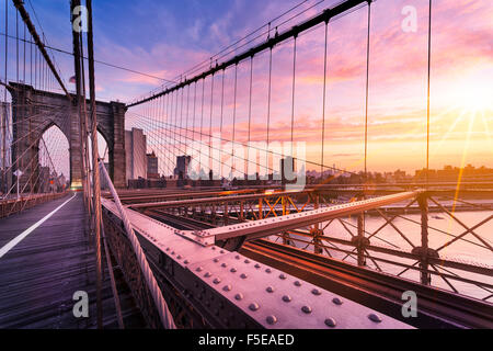 New York City, USA, in den frühen Morgenstunden auf die berühmte Brooklyn Bridge Stockfoto