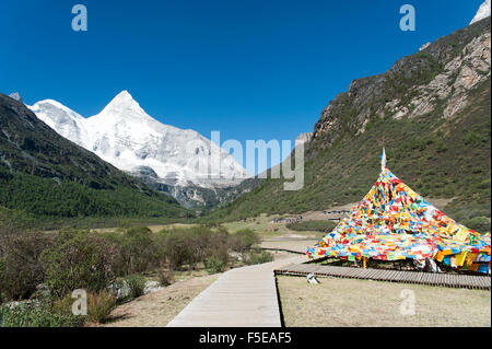 Tibet-Schneeberg mit Mani Dui in China Stockfoto