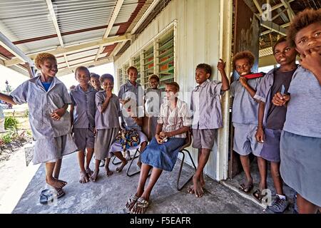 Lehrer und Schüler Matupit Insel St Michaels Rabaul PNG Stockfoto