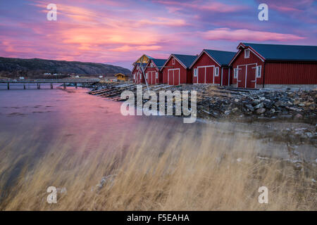 Die Farben der Dämmerung leuchten die Häuser der Fischer, Flatanger, Tröndelag, Norwegen, Skandinavien, Europa Stockfoto