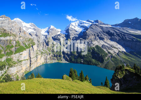 Sommer Blick auf Lake Oeschinensee, Berner Oberland, Kandersteg, Kanton Bern, Schweiz, Europa Stockfoto