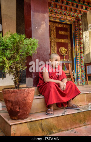 Novize in einem buddhistischen Tempel in Kathmandu. Stockfoto