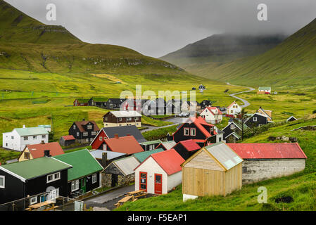 Malerischen Dorf Gjogv mit typisch bunten Häusern auf der Insel Eysturoy, Färöer, Dänemark Stockfoto