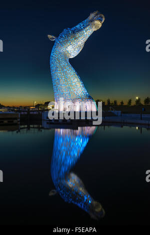 Die Kelpies Pferd Statue beleuchtet in der Nacht im The Helix Park in Falkirk, Schottland Stockfoto