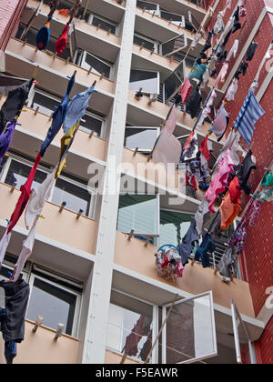 Trocknende Wäsche bei HDB (Gehäuse und Development Board) Sozialwohnungen Block in Singapur, Südostasien, Asien Stockfoto