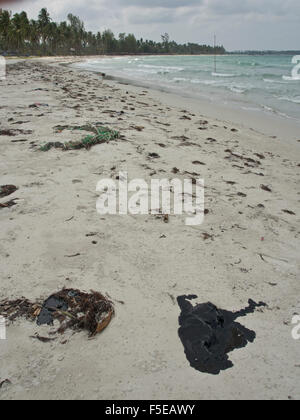 Teer-Verschmutzung am Strand wegen Öl verschütten aus der Schifffahrt in Bintan Island, Sumatra, Indonesien, Südostasien, Asien Stockfoto