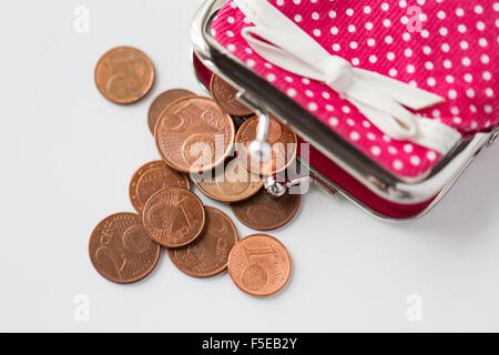 Nahaufnahme von Euro-Münzen und Geldbeutel von oben Stockfoto