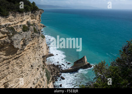 Felsige Klippen an der andalusischen Atlantikküste, Brena y Marismas de Barbate Park, Andalusien, Spanien Stockfoto