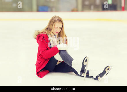 junge Frau fiel auf Eisbahn Stockfoto