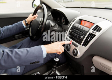 Nahaufnahme des Menschen fahren Auto und Notruftaste Stockfoto