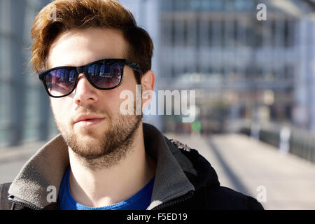 Porträt von ein cooler Typ mit Sonnenbrille hautnah Stockfoto